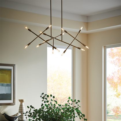 Line Wave 2 est une suspension linéaire à la forme asymétrique ornée de 12 ampoules Del, qui habillent gracieusement l'espace de leur lumières chaleureuse.