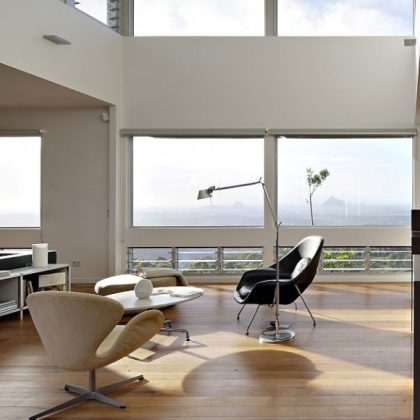 Tolomeo Floor est une lampe de sol créée par Michele De Lucchi pour Artemide, elle est munie d'un abat-jour en aluminium orientable et d'un bras articulé.