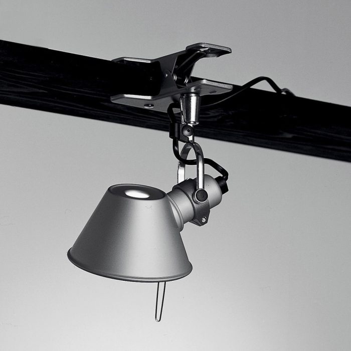 Tolomeo Clip Spot, est une lampe d'appoint à clip avec cordon électrique enfichable, facile à brancher partout dans la maison.
