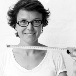 Constance Guisset est une designer et créatrice française, auteure de l'iconique luminaire suspendu Vertigo de Petite Friture.