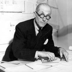 Le Corbusier, architecte né en Suisse puis naturalisé français, est un artiste complet : architecte, urbaniste, peintre, homme de lettres ou encore designer